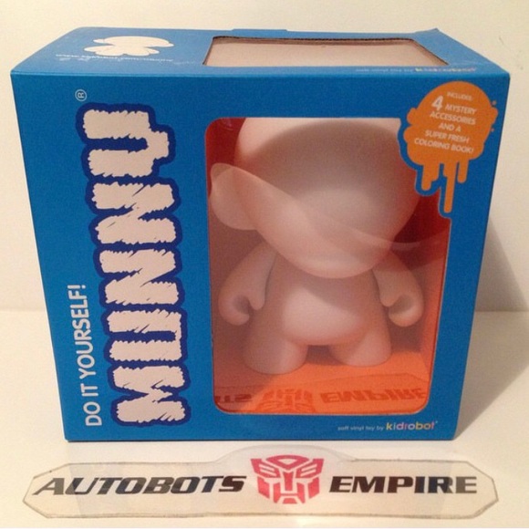 KIDROBOT DIY DO IT YOURSELF 7 In MUNNY FIGURE Dunny Kaws...